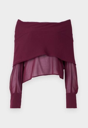 Top bordeaux de ombros descobertos com mangas longas transparentes, apresentando um design em camadas e punhos sólidos. Textura suave com uma silhueta drapeada.