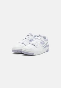 Ein Paar weiße und helllila New Balance 550 Sneaker mit Schn�ürsenkeln, Logoakzenten und strukturiertem Boden auf weißem Hintergrund.