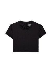 Camiseta negra corta hecha de tejido elástico, con mangas cortas, un escote redondeado y un sutil detalle en la parte posterior con una abertura estrecha.