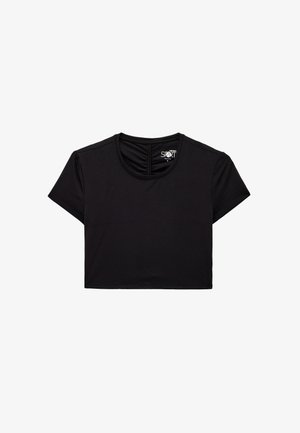 Czarny krótki t-shirt wykonany z elastycznej tkaniny, z krótkimi rękawami, okrągłym dekoltem oraz subtelnym detalem z tyłu z wąskim rozcięciem.