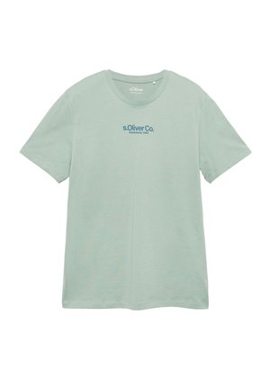 Jasnozielony bawełniany t-shirt z krótkim rękawem, okrągłym dekoltem i niebieskim napisem „s.Oliver Co. Established 1969” na środku klatki piersiowej.