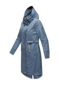 Parka impermeabile azzurro chiaro con colletto alto, cappuccio con coulisse regolabile, tasche laterali e una vita elegante con cintura. Finitura liscia e opaca.
