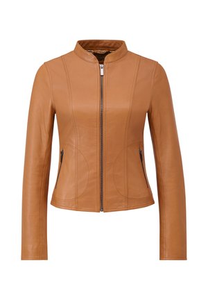 Veste en cuir marron avec un col haut, design structuré, fermeture éclair sur le devant et poches latérales. Texture lisse et coupe ajustée.