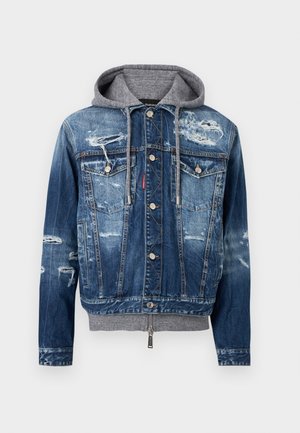 Chaqueta de mezclilla azul desgastada con cierre de botones en el frente, dos bolsillos en el pecho y capucha gris adjunta con cordones y cremallera visible.