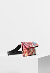 Kolorowa, torba na ramię o abstrakcyjnym wzorze, wykonana z trwałej tkaniny, z czarnym regulowanym paskiem i klapą składana.