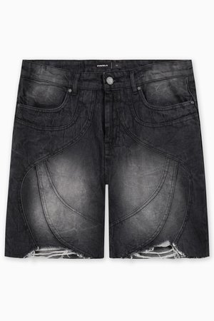 Čierne rifľové šortky s opraným lemom, ktoré obsahujú zakrivené stehy, predné vrecká a zapínanie na kovový gombík.