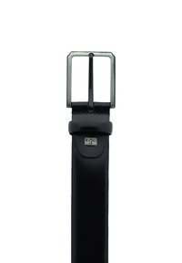 Zwarte leren riem met een gladde textuur, voorzien van een rechthoekige zilveren metalen gesp en een klein logodetail vlak bij de gesp.