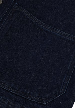Tessuto in denim scuro con una texture liscia, presenta una tasca con cuciture a contrasto e una leggera lucentezza, creando un look classico.