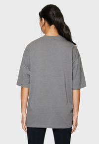 SQUATPROOF SP LEFT PUMP COVER OVERSIZE - T-shirts basic - dark grey