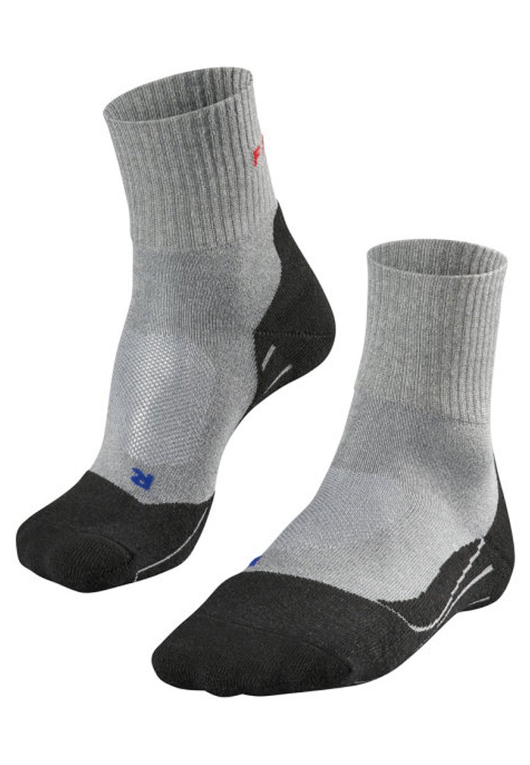 Chaussettes grises et noires avec des poignets côtes, un talon et un orteil renforcés, une zone de mi-pied rembourrée et des accents contrastants bleus et rouges.