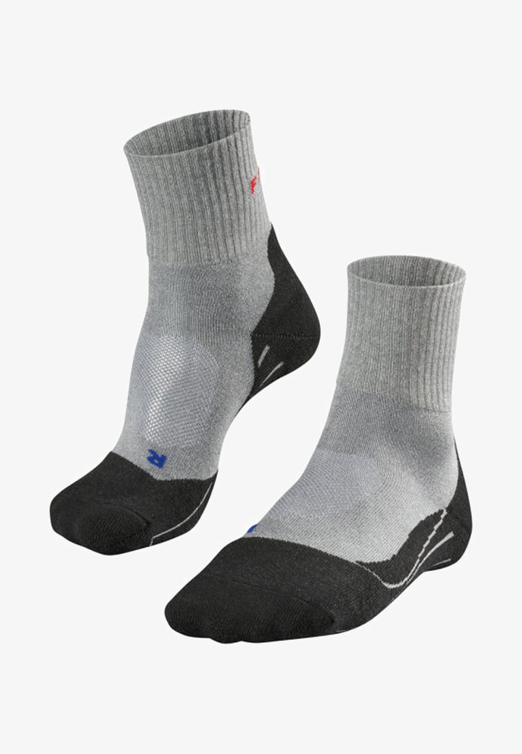 Chaussettes grises et noires avec des poignets côtes, un talon et un orteil renforcés, une zone de mi-pied rembourrée et des accents contrastants bleus et rouges.