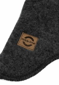 Grau gefilzte Schuhe mit runder Form und gestickten Kanten, versehen mit einem braunen Lederetikett mit dem Aufdruck "mikk-line." Strukturiert Oberflächen.