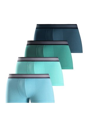 Männlicher Torso und Beine in hellblauen Boxershorts mit einem schwarz-weiß gestreiften Bund vor einem einfarbigen Hintergrund.