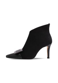 Stivaletto nero alla caviglia con punta affusolata, realizzato in suede e pelle. Presenta un accento di hardware decorativo sul lato e un tacco sottile.