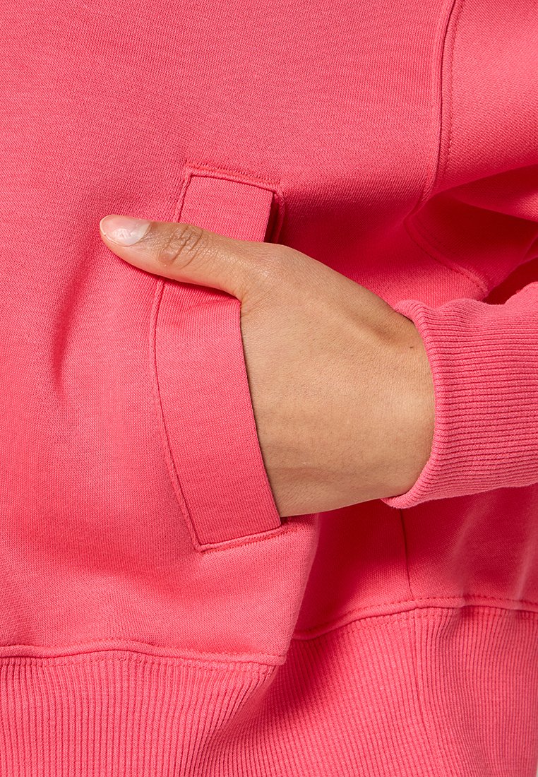 Dopasowany sweatshirt w intensywnym różowym kolorze z mieszanki bawełny, z boczną kieszenią, prążkowanymi mankietami i gładką teksturą.