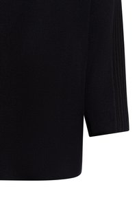 Schwarzes Strickoberteil mit strukturiertem Finish, leicht verkürztem Design und weiten Ärmeln mit vertikalen Rippdetails.
