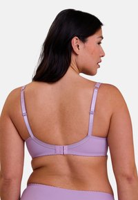 Reggiseno viola con spalline regolabili, design senza cuciture e chiusura a gancio. Texture liscia e bordi scallop per un tocco di dettaglio.