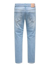 Jean en denim bleu clair vu de dos avec deux poches arrière et une petite étiquette en cuir marron sur la ceinture.