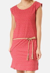 Czerwona sukienka w zygzakowy wzór, z krótkimi rękawami, dekoltem w serek, ściągnięta w talii sznurkiem, z bocznymi kieszeniami i luźnym krojem.