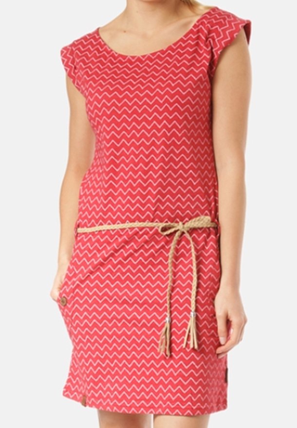 Czerwona sukienka w zygzakowy wzór, z krótkimi rękawami, dekoltem w serek, ściągnięta w talii sznurkiem, z bocznymi kieszeniami i luźnym krojem.