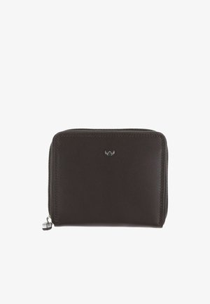 Cartera compacta de cuero marrón oscuro con cierre de cremallera y un pequeño emblema plateado con alas centrado en la parte frontal.