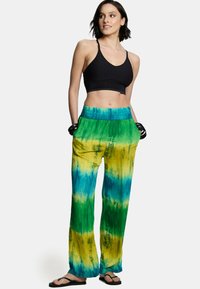Spodnie palazzo w stylu tie-dye z mieszanym wzorem kolorów w odcieniach zieleni, żółci i niebieskiego. Lekki materiał z elastycznym pasem.