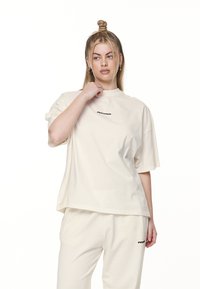 Pegador ARENDAL LOGO HEAVY OVERSIZED TEE - Marškinėliai su spaudiniu - washed coconut milk/black