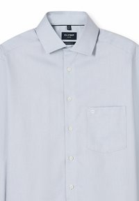 Hellblaues Hemd mit Knopfleiste, strukturiertem Muster, modernem Schnitt und einer Brusttasche mit kleinem Logo-Akzent.