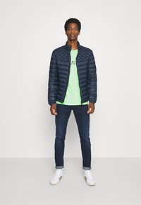 Tommy Hilfiger TOMMY LOGO TEE - T-shirt estampada - green