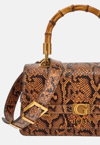 Kavos ir juodos gyvatės odos rašto rankinė su bambuko rankena, auksiniais akcentais ir logotipais, turinti struktūrinį dizainą ir nuimamą diržą.