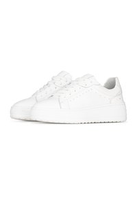 Weiße Sneakers aus Leder mit glatter Textur. Runder Zehenbereich, flache Sohle, perforierte Details an den Seiten und Schnürverschluss.