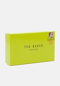 Boîte rectangulaire Ted Baker London jaune vif avec surface texturée et illustration de timbre-poste dans le coin supérieur droit.