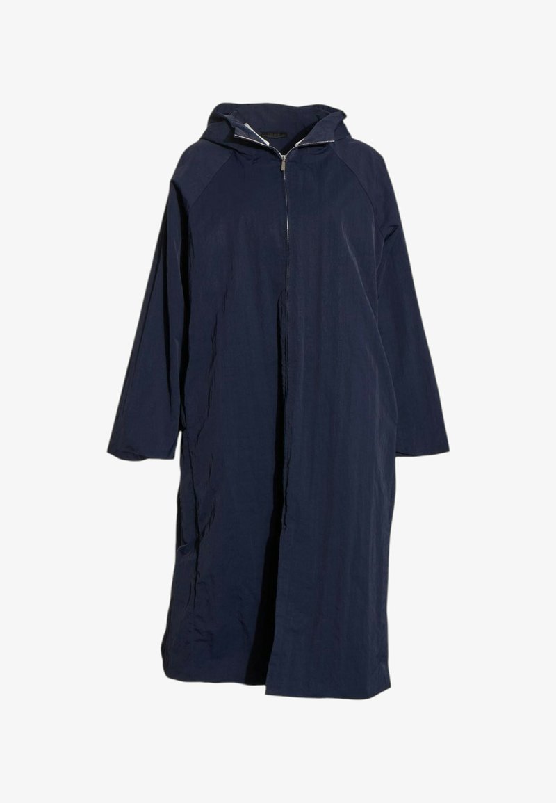 Long manteau à capuche bleu marine foncé avec fermeture éclair devant et manches longues sur fond blanc.