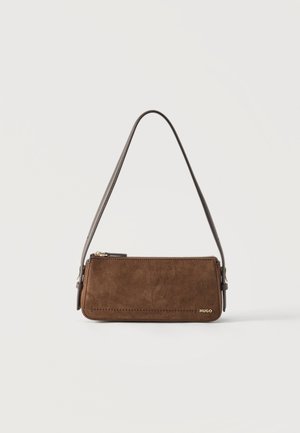 Piccola borsa a tracolla rettangolare in suede marrone con una sottile tracolla marrone scuro e una cerniera dorata, con il marchio "HUGO" nell'angolo.