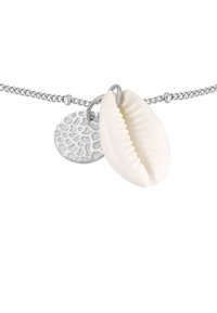 Sølv kædetræk med en hvid skaldformet charm og en tekstureret cirkulær pendants, der fremhæver kontrasterende materialer og designs.