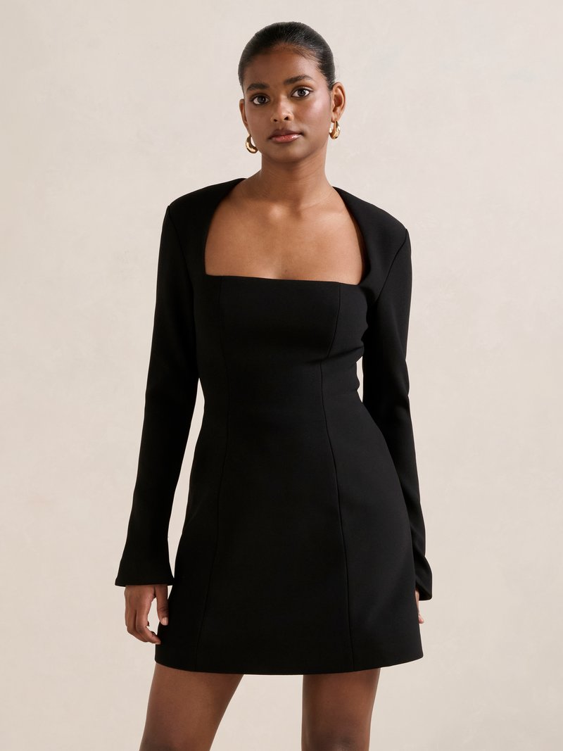 Schwarz-tailliertes Kleid mit langen Ärmeln, quadratischem Ausschnitt und strukturiertem Design. Die glatte Textur und dezente Nähdetails betonen die Silhouette.