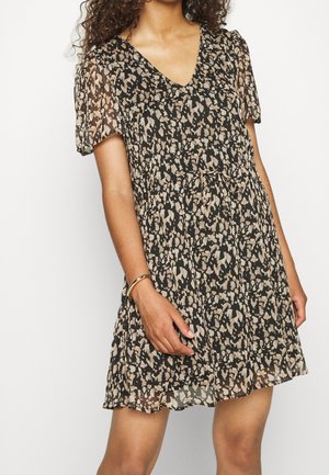 Sort og beige mønstret kjole med korte ærmer, V-hals og en bindebånd i taljen. Let, flydende stof med en let gennemsigtig tekstur.