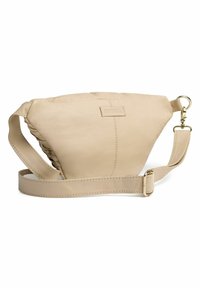 Bolso cruzado de cuero beige con forma curva, detalle trenzado en el lateral y correa ajustable. Presenta un cierre de metal.