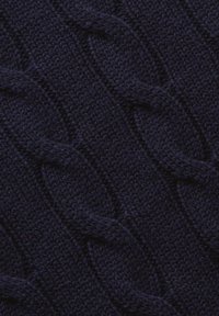 Tissu en tricot bleu marine foncé avec un motif épais et texturé de torsades en rangées verticales.