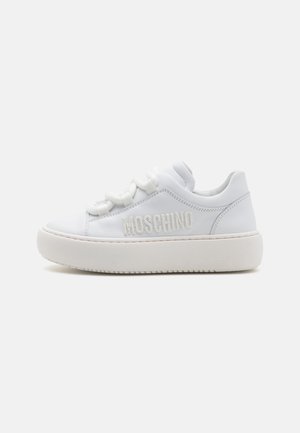 Baskets blanches en cuir avec une semelle compensée, présentant un logo "Moschino" brodé et des lacets texturés, conçues pour un usage décontracté.