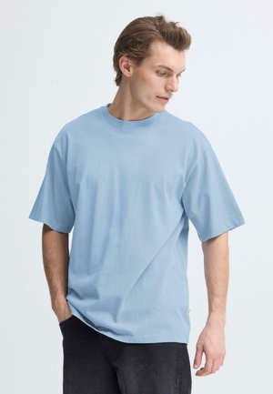 Lyseblå bomuld T-shirt med korte ærmer og rund halsudskæring, med en lige pasform og diskret sideetiket.