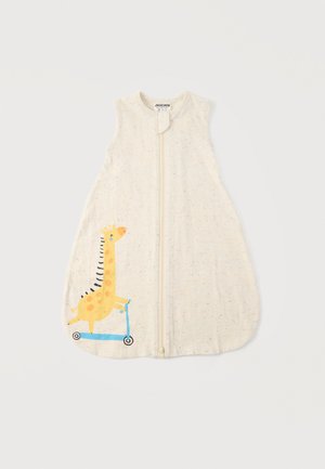 Ärmelloser beiger Babyschlafsack mit Frontreißverschluss, auf der unteren Seite bedruckt mit einer gelben Giraffe, die einen blauen Roller fährt.