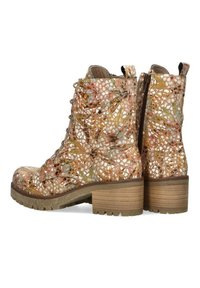 Botas de tobillo con cordones y patrón floral recortado, en tonos pastel de rosa, marrón y verde. Tacón cuadrado resistente y suela texturizada para un buen agarre.