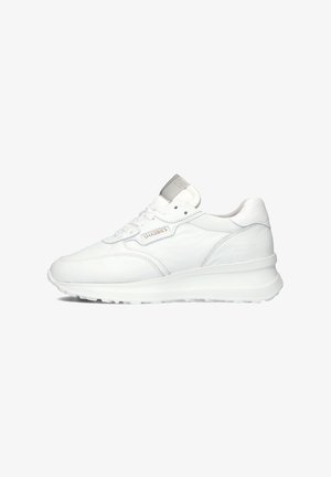 Witte leren sneakers met een gladde afwerking, ronde neus, dunne veters, gewatteerde kraag en een dikke witte zool. Beschikt over een klein logo aan de zijkant.