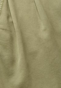 Vaaleanvihreä kangas, jossa on hienovarainen hirsiperkinsuunnittelu; sileä rakenne ja laskeutuva muoto. Sis�ältää hienoista kiiltoa.