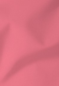 Glattes rosa Gewebe mit dezenter Knitterung und einer feinen gewebten Textur, die über die Oberfläche sichtbar ist.