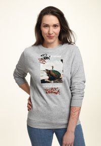 Sudadera gris con una gran impresión gráfica en la parte delantera que incluye texto e imagen. Mangas largas con puños de canalé y cuello redondo.