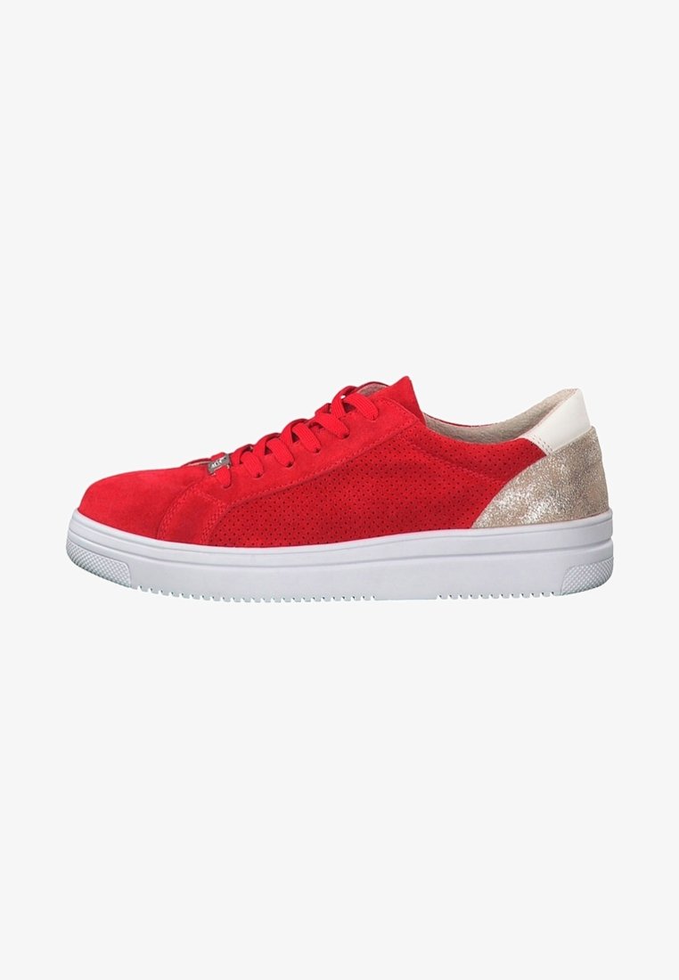Røde ruskinds sneakers med perforeret design, hvid gummisål og metallisk gulv hælaccent. Har smalle snørebånd og lav profil.