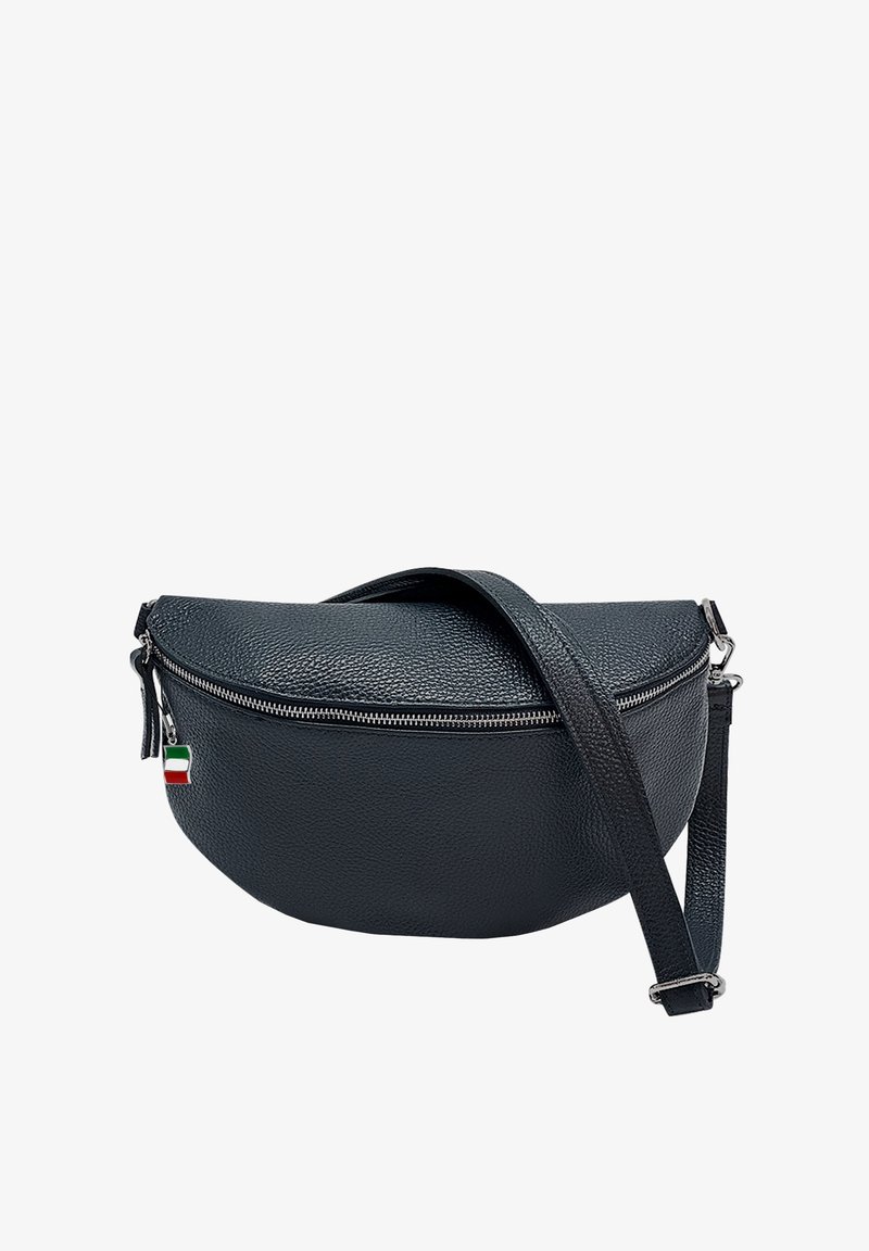 Ronde zwarte leren schoudertas met een textuurafwerking, zilveren rits, verstelbare schouderband en een klein accent van de driekleurige Italiaanse vlag.