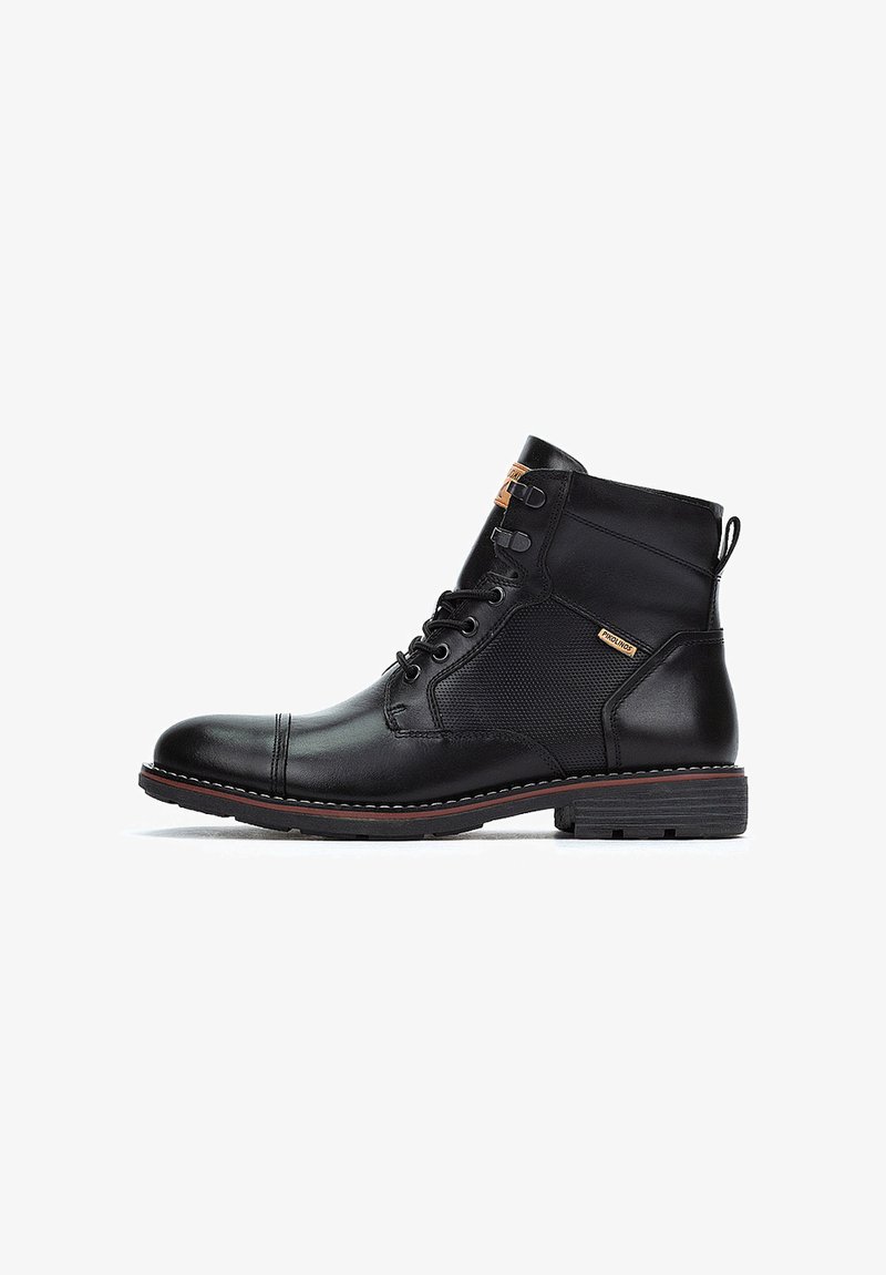 Černé kotníkové boty vyrobené z kůže a síťoviny, s kulatou špičkou, šněrováním v přední části, šitými detaily a strukturovanou gumovou podrážkou.